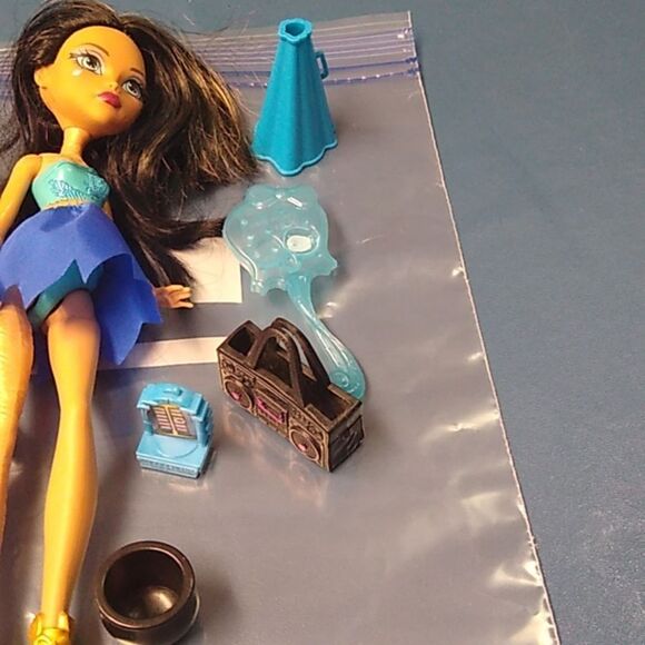 Monsters High Cleo De Nile Cheer  & friend with Accessories - Picture 2 of 6